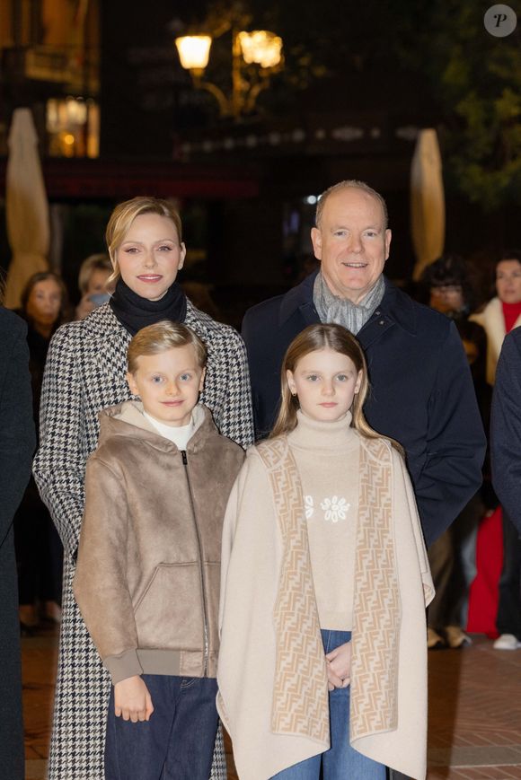 Le prince Albert II de Monaco, La princesse Charlène de Monaco, Le prince Jacques de Monaco, marquis des Baux, La princesse Gabriella de Monaco, comtesse de Carladès - La famille princière de Monaco lors du lancement des illuminations de Noël organisées par la municipalité de Monaco sur la Place d'Armes le 27 novembre 2025.
© Olivier Huitel / Pool / Bestimage