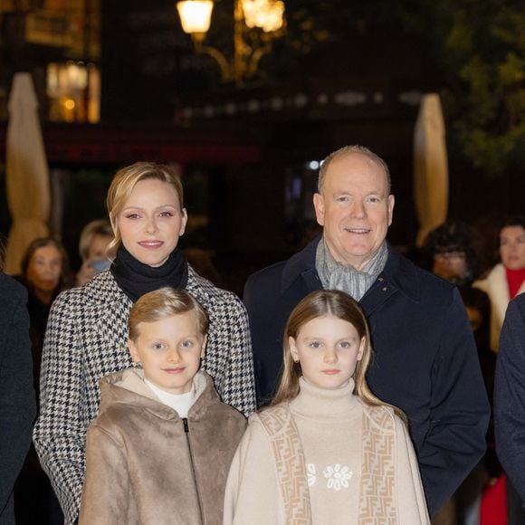 Le prince Albert II de Monaco, La princesse Charlène de Monaco, Le prince Jacques de Monaco, marquis des Baux, La princesse Gabriella de Monaco, comtesse de Carladès - La famille princière de Monaco lors du lancement des illuminations de Noël organisées par la municipalité de Monaco sur la Place d'Armes le 27 novembre 2025.
© Olivier Huitel / Pool / Bestimage