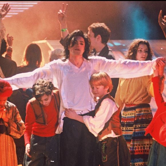 Toutefois, la productrice confirme que la suite du long-métrage ne devrait pas occulter ces accusations, ni la dépendance de l'artiste aux médicaments.

Archives - Michael Jackson sur scène lors des Brit Music Awards en 1996.

©Bestimage