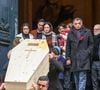 Pour quelles raisons les obsèques de Catherine Laborde ont été interrompues à plusieurs reprises ?

Pia Laborde et Gabrièle Laborde, les filles de C.Laborde, leur père Jimmy, Thomas Stern, le mari de la défunte - Sortie des obsèques de Catherine Laborde en l’église Saint-Roch à Paris. L'ancienne présentatrice météo de TF1 était atteinte de la maladie neurodégénérative à corps de Lewy. 
© Jacovides - Moreau / Bestimage