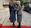 Ce n'est pas en France que la première dame demeure mais en Angleterre. Et pour cause, elle a retrouvé une tête couronnée avec qui elle s'est montrée très proche il y a quelques mois : la reine Camilla.

Brigitte Macron et Camilla Parker Bowles, reine consort d'Angleterre, assistent à la cérémonie de remise du prix littéraire de l'Entente à la résidence de l'ambassadeur de France à Londres, le 4 décembre 2024. 
© Julien Burton / Bestimage