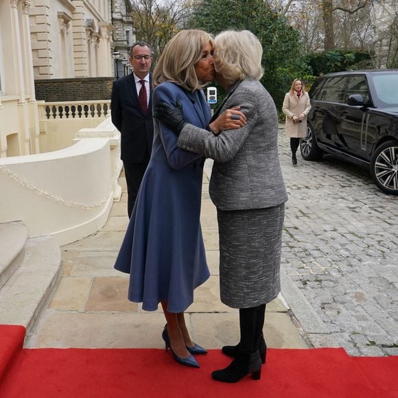 Ce n'est pas en France que la première dame demeure mais en Angleterre. Et pour cause, elle a retrouvé une tête couronnée avec qui elle s'est montrée très proche il y a quelques mois : la reine Camilla.

Brigitte Macron et Camilla Parker Bowles, reine consort d'Angleterre, assistent à la cérémonie de remise du prix littéraire de l'Entente à la résidence de l'ambassadeur de France à Londres, le 4 décembre 2024. 
© Julien Burton / Bestimage