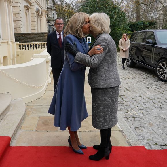 Ce n'est pas en France que la première dame demeure mais en Angleterre. Et pour cause, elle a retrouvé une tête couronnée avec qui elle s'est montrée très proche il y a quelques mois : la reine Camilla.

Brigitte Macron et Camilla Parker Bowles, reine consort d'Angleterre, assistent à la cérémonie de remise du prix littéraire de l'Entente à la résidence de l'ambassadeur de France à Londres, le 4 décembre 2024. 
© Julien Burton / Bestimage