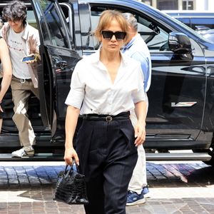 Beverly Hills, CA - La chanteuse et actrice Jennifer Lopez retourne à l'hôtel Maybourne après avoir déjeuné avec ses enfants à Beverly Hills. (Backgrid USA / Bestimage)