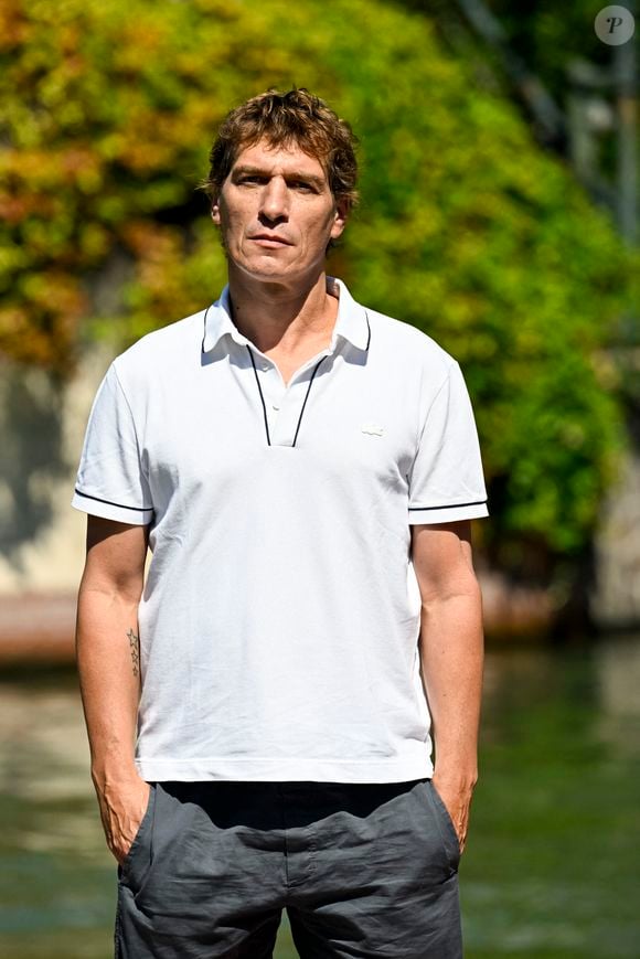 "On se connaît depuis longtemps car il se trouve que ma fille a eu une aventure avec son fils quand ils étaient ados".

Cedric Jimenez - Les célébrités sur le ponton de l'hôtel Excelsior lors de la 82ème édition du festival international du film de Venise (La Mostra), Italie, le 6 septembre 2025. © SGP/Bestimage