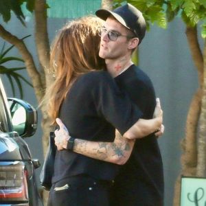 Cindy Crawford et son fils Presley Gerber, qui travaillait au Café Habana à Malibu. 

Backgrid USA / Bestimage