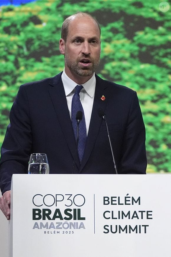 Le prince William, prince de Galles, et le Premier ministre britannique Keir Starmer rencontrent de jeunes leaders brésiliens du programme Next Generation du British Council au musée Emilio Goeldi de Belém, au Brésil, lors du sommet Cop30 le 6 novembre 2025. Photo par Mirrorpix / Bestimage