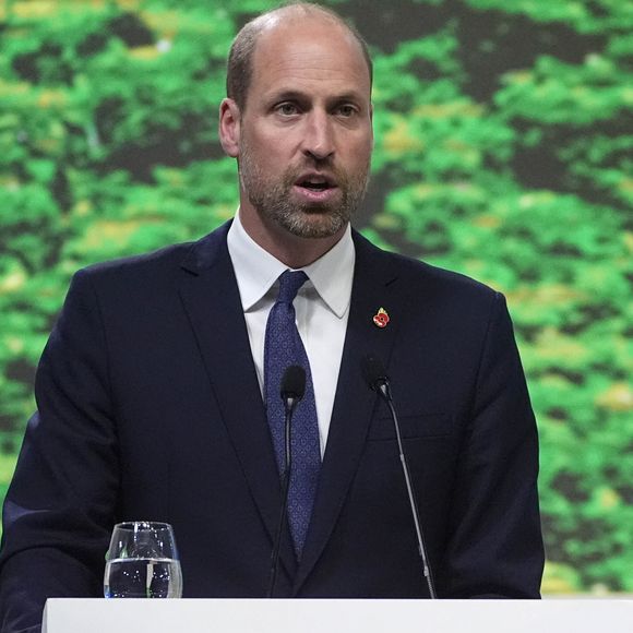 Le prince William, prince de Galles, et le Premier ministre britannique Keir Starmer rencontrent de jeunes leaders brésiliens du programme Next Generation du British Council au musée Emilio Goeldi de Belém, au Brésil, lors du sommet Cop30 le 6 novembre 2025. Photo par Mirrorpix / Bestimage