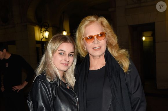 À chaque apparition, Sylvie Vartan affiche une belle complicité avec sa progéniture.

Sylvie Vartan avec sa fille Darina Scotti-Vartan à la générale de la pièce "La Vraie Vie" au théâtre Edouard 7 à Paris, le 18 septembre 2017.
© Guirec Coadic/Bestimage
