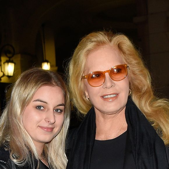 À chaque apparition, Sylvie Vartan affiche une belle complicité avec sa progéniture.

Sylvie Vartan avec sa fille Darina Scotti-Vartan à la générale de la pièce "La Vraie Vie" au théâtre Edouard 7 à Paris, le 18 septembre 2017.
© Guirec Coadic/Bestimage