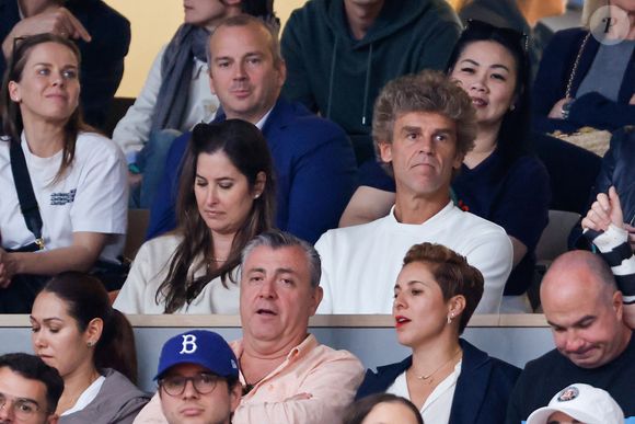 Gustavo Kuerten et sa femme Mariana Soncini en tribunes lors des Internationaux de France de Tennis de Roland Garros 2025, à Paris, France, le 6 juin 2025. © Jacovides-Moreau/Bestimage