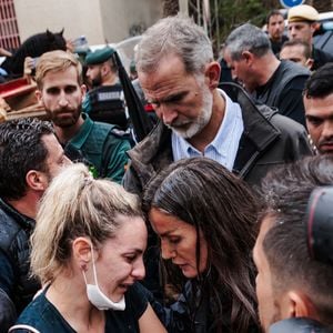 Inondations meurtrières dans le Sud de l'Espagne: le roi Felipe VI, la reine Letizia d’Espagne et la Premier Ministre Pedro Sanchez accueillis au cri d’« assassins ! » par une foule en colère