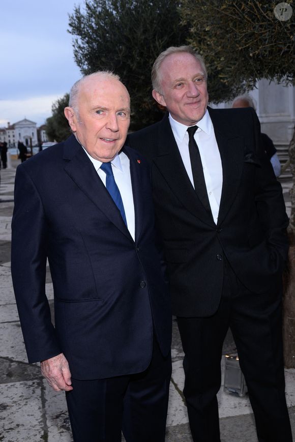 Le média Frontières a notamment affirmé que plusieurs obstacles se dressaient sur le chemin de cette alliance : "Le premier est la solidité contestée du projet : OFTV n’a toujours pas vu le jour, l’équipe est réduite et la stratégie éditoriale reste floue. Le second est la conjoncture défavorable à Kering, dont les résultats ont chuté ces derniers mois".

François Pinault et François-Henri Pinault - La famille Pinault est réunie au dîner de gala de la Fondation Cini juste avant la 60ème biennale de Venise le 17 avril 2024.