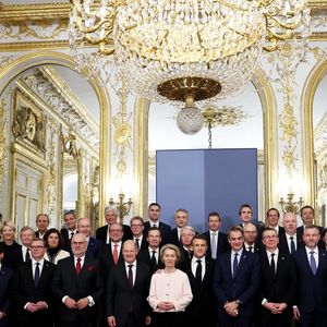 Le président Français, Emmanuel Macron, Ursula von der Leyen, la présidente de la Commission Européenne, Olaf Scholz, Chancelier fédéral d'Allemagne, Kyriákos Mitsotákis, Premier ministre Grec, John Elkann, Maurice Lévy, Xavier Niel, Rodolphe Saadé... - Photo de famille dans le cadre du dîner de travail avec les chefs d' État et de gouvernement au Palais de l'Élysée lors du Sommet pour l'action sur l'intelligence artificielle (IA) à Paris le 10 février 2025.

© Dominique Jacovides / Bestimage