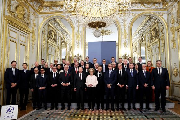 Le président Français, Emmanuel Macron, Ursula von der Leyen, la présidente de la Commission Européenne, Olaf Scholz, Chancelier fédéral d'Allemagne, Kyriákos Mitsotákis, Premier ministre Grec, John Elkann, Maurice Lévy, Xavier Niel, Rodolphe Saadé... - Photo de famille dans le cadre du dîner de travail avec les chefs d' État et de gouvernement au Palais de l'Élysée lors du Sommet pour l'action sur l'intelligence artificielle (IA) à Paris le 10 février 2025.

© Dominique Jacovides / Bestimage