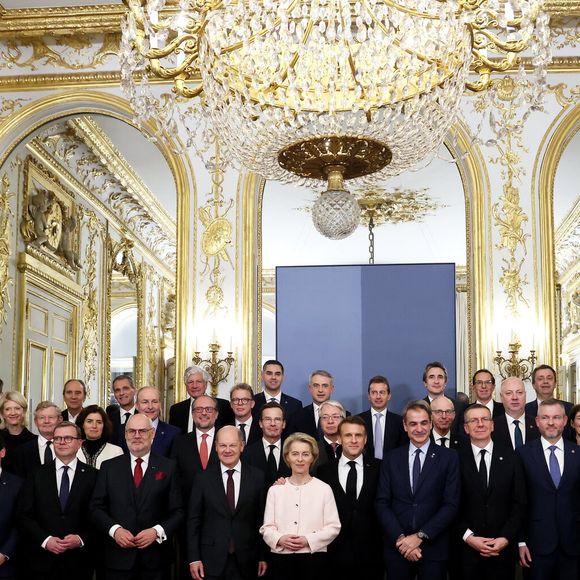 Le président Français, Emmanuel Macron, Ursula von der Leyen, la présidente de la Commission Européenne, Olaf Scholz, Chancelier fédéral d'Allemagne, Kyriákos Mitsotákis, Premier ministre Grec, John Elkann, Maurice Lévy, Xavier Niel, Rodolphe Saadé... - Photo de famille dans le cadre du dîner de travail avec les chefs d' État et de gouvernement au Palais de l'Élysée lors du Sommet pour l'action sur l'intelligence artificielle (IA) à Paris le 10 février 2025.

© Dominique Jacovides / Bestimage