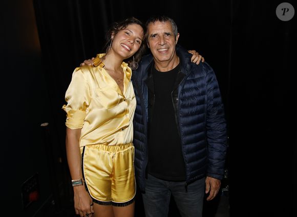 Julien Clerc observe le parcours de ses enfants avec fierté, même s’il reconnaît des regrets quant à l’éducation donnée.

Exclusif  - Vanille Clerc et son père Julien Clerc - Concert de Vanille Clerc à la salle Hasard Ludique pour la sortie de son premier album "Amazona" en présence de ses parents à Paris le 13 juin 2019. © Marc Ausset-Lacroix/Bestimage