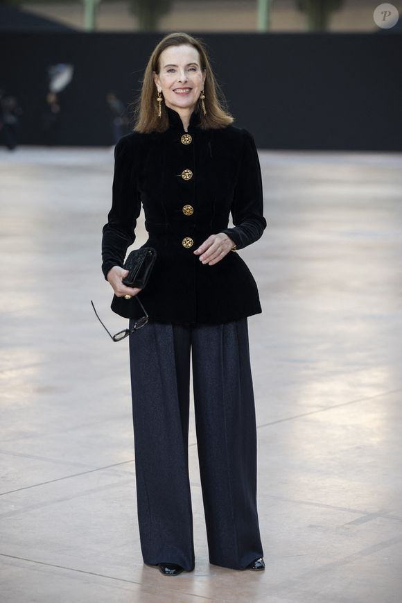 Tout de noire vêtue, Son ancienne belle-mère Carole Bouquet, a elle aussi été immortalisée - tout sourire - par les photographes. 

Carole Bouquet au photocall du défilé Chanel Mode Féminine Prêt-À-Porter Automne/Hiver 2025-2026 lors de la Fashion Week de Paris (PFW) au Grand Palais, à Paris, France, le 11 mars 2025. © Olivier Borde/Bestimage