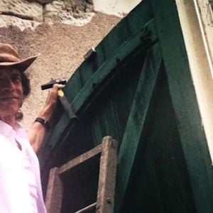 Le chanteur s’y rend régulièrement, notamment pour son anniversaire en été.

Mick Jagger dans son château de Fourchette qui se situe en France près du village de Pocé-sur-Cisse à quelques kilomètres d'Amboise. Photo par Agence / Bestimage