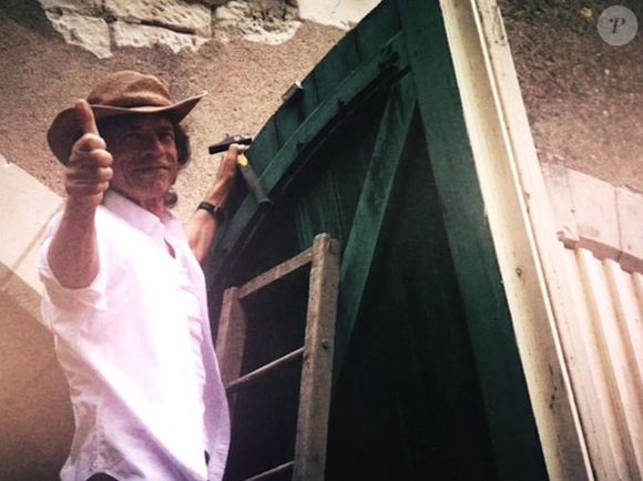 Le chanteur s’y rend régulièrement, notamment pour son anniversaire en été.

Mick Jagger dans son château de Fourchette qui se situe en France près du village de Pocé-sur-Cisse à quelques kilomètres d'Amboise. Photo par Agence / Bestimage