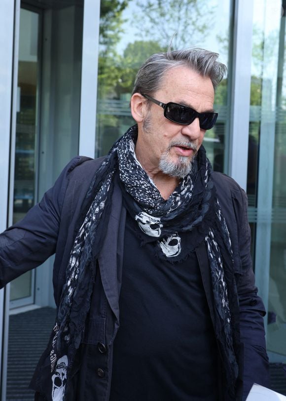 Florent Pagny quitte les studios RTL à Neuilly-sur-Seine le 2 Mai 2025. © Denis Guignebourg/BestImage