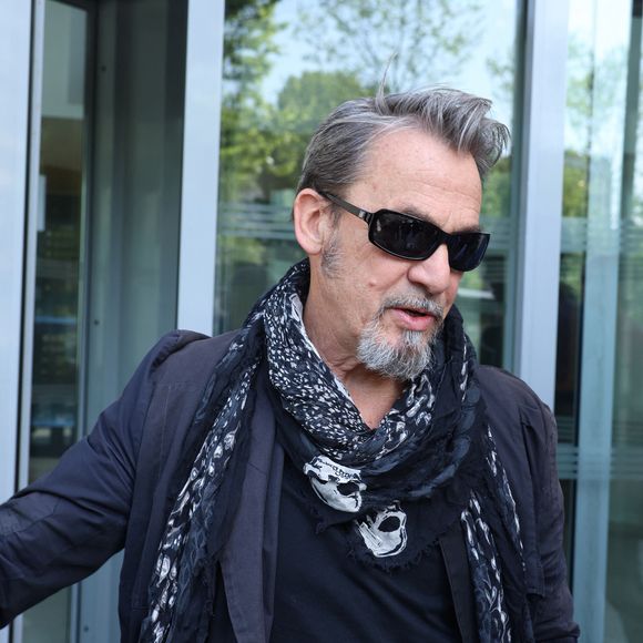 Florent Pagny quitte les studios RTL à Neuilly-sur-Seine le 2 Mai 2025. © Denis Guignebourg/BestImage