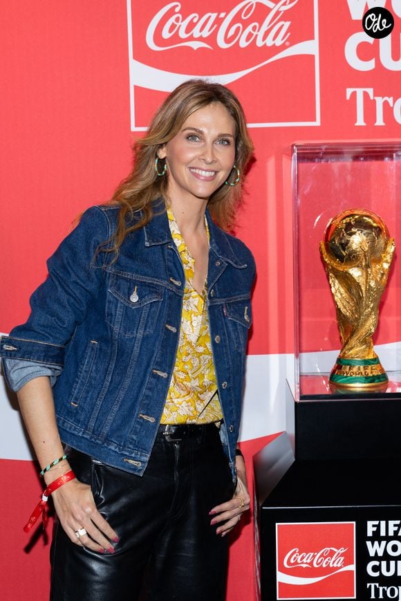 Ophélie Meunier et le Trophée de la Coupe du Monde de la FIFA à l'Adidas Home of Sport sur les Champs-Élysées à Paris, le 10 février 2026. © Cyril Moreau/Bestimage