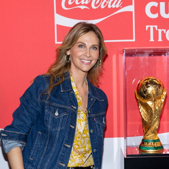 Ophélie Meunier et le Trophée de la Coupe du Monde de la FIFA à l'Adidas Home of Sport sur les Champs-Élysées à Paris, le 10 février 2026. © Cyril Moreau/Bestimage