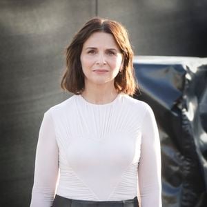 Il s'agit de la grande comédienne Juliette Binoche

Exclusif -  Juliette Binoche - Emission "C à vous" lors du 76ème Festival International du Film de Cannes le 25 mai 2023. © Jack Tribeca / Bestimage