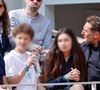 Vêtue sobrement, elle a été installée entre Gilles Lellouche et Marcel Canet, le fils de Guillaume Canet, autre star présente avec son enfant.
Guillaume Canet, son fils Marcel, Gilles Lellouche et sa fille en tribunes lors de la finale messieurs des Internationaux de France de Tennis de Roland Garros 2025 à Paris, France, le 8 juin 2025. © Cyril Moreau/Bestimage