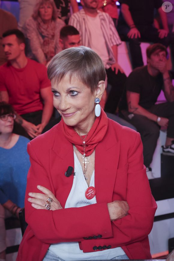 Cette disparition intervient après celles de son mari en mars, de son beau-frère et de son neveu.

Exclusif - Isabelle Morini-Bosc, sur le plateau de de l’émission « TPMP » présentée par C.Hanouna et diffusée en direct sur C8, Paris, France, le 22 octobre 2024. © Jack Tribeca / Bestimage