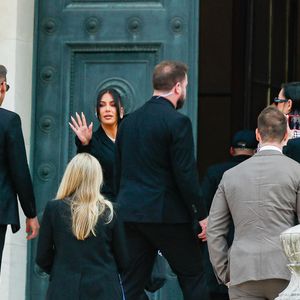 Kim Kardashian - La star américaine Kim Kardashian est arrivée au procès de la rue tronchet des "Papys braqueurs" au palais de justice de Paris, France, le 13 mai 2025. La star américaine doit décrire cette nuit qui l’a «traumatisée», selon ses mots, 9 hommes et 1 femme sont jugés, soupconnés d'avoir participé au casse du siècle, en dérobant à la star 9 millions d'euros de bijoux dans la nuit du 2 au 3 octobre 2016. © Clovis-Liewig/Bestimage