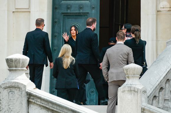 Kim Kardashian - La star américaine Kim Kardashian est arrivée au procès de la rue tronchet des "Papys braqueurs" au palais de justice de Paris, France, le 13 mai 2025. La star américaine doit décrire cette nuit qui l’a «traumatisée», selon ses mots, 9 hommes et 1 femme sont jugés, soupconnés d'avoir participé au casse du siècle, en dérobant à la star 9 millions d'euros de bijoux dans la nuit du 2 au 3 octobre 2016. © Clovis-Liewig/Bestimage