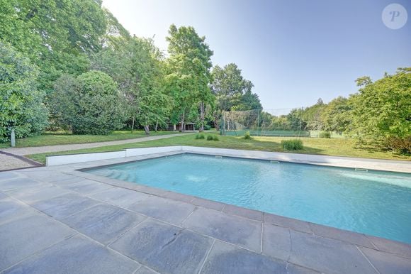 La villa est constituée d'un ascenseur mais aussi d'une piscine et d'un terrain de tennis, la demeure est prestigieuse. 

Située à Louveciennes, aux portes de Paris, sur le chemin des impressionnistes, cette belle demeure bourgeoise néo-classique, a été construite au milieu du XIXème siècle, appelée le "Domaine de Voisins", et ayant eu comme illustre propriétaire, Karl Lagerfeld. A l'abri des regards avec un parc arboré de 2 hectares.
© Marc Ausset-Lacroix / Bestimage