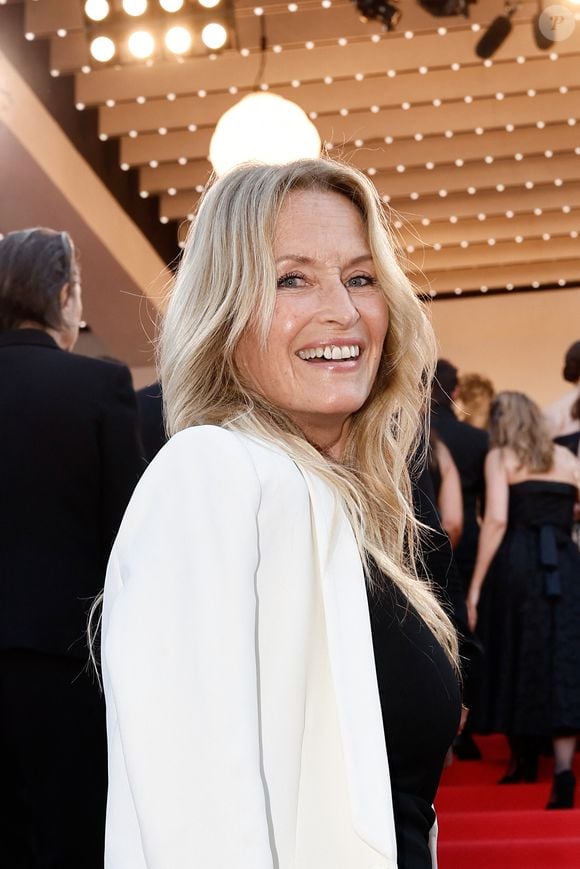 Estelle Lefébure - Montée des marches du film " Histoires de la nuit " lors du 79ème Festival International du Film de Cannes, le 22 mai 2026. © Jacovides-Moreau / Bestimage