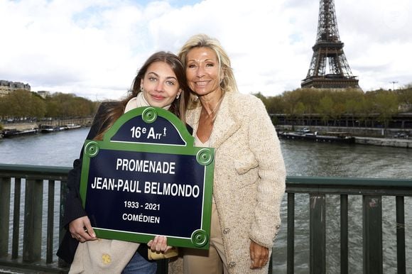 Stella Belmondo et sa mère Natty Belmondo - Inauguration de "La promenade Jean-Paul Belmondo" au terre-plein central du pont de Bir-Hakeim, ouvrage public communal situé sous le viaduc du métro aérien, à Paris (15e, 16e) le 12 avril 2023. Lors de la séance d’octobre 2021, le Conseil de Paris avait décidé d'honorer la mémoire de Jean-Paul Belmondo, comédien, producteur de cinéma et directeur de théâtre français. Cet emplacement, immortalisé par la scène de cascade réalisée par l’acteur dans le film d’Henri Verneuil Peur sur la Ville (1975), est identifié par le plan annexé à la délibération. Cette dénomination s’effectue en dérogation à la règle qui prévoit que le nom d’une personnalité ne peut être attribué à une voie publique de Paris que cinq ans au plus tôt après son décès. © Cyril Moreau/Bestimage