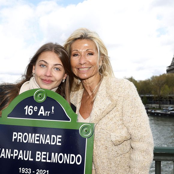 Stella Belmondo et sa mère Natty Belmondo - Inauguration de "La promenade Jean-Paul Belmondo" au terre-plein central du pont de Bir-Hakeim, ouvrage public communal situé sous le viaduc du métro aérien, à Paris (15e, 16e) le 12 avril 2023. Lors de la séance d’octobre 2021, le Conseil de Paris avait décidé d'honorer la mémoire de Jean-Paul Belmondo, comédien, producteur de cinéma et directeur de théâtre français. Cet emplacement, immortalisé par la scène de cascade réalisée par l’acteur dans le film d’Henri Verneuil Peur sur la Ville (1975), est identifié par le plan annexé à la délibération. Cette dénomination s’effectue en dérogation à la règle qui prévoit que le nom d’une personnalité ne peut être attribué à une voie publique de Paris que cinq ans au plus tôt après son décès. © Cyril Moreau/Bestimage