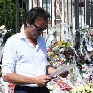 Anthony Delon et son demi-frère Alain-Fabien découvrent les hommages devant les grilles de la propriété de Douchy, quelques heures avant les obsèques de leur père, A.Delon, le 24 août 2024. Décédé le 18 août 2024, l'acteur a rendu son dernier souffle, entouré des siens dans sa propriété de Douchy, où il sera inhumé, le 24 août 2024 vers 17 heures dans une chapelle, construite il y a une vingtaine d'années.