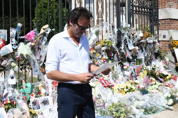 Anthony Delon et son demi-frère Alain-Fabien découvrent les hommages devant les grilles de la propriété de Douchy, quelques heures avant les obsèques de leur père, A.Delon, le 24 août 2024. Décédé le 18 août 2024, l'acteur a rendu son dernier souffle, entouré des siens dans sa propriété de Douchy, où il sera inhumé, le 24 août 2024 vers 17 heures dans une chapelle, construite il y a une vingtaine d'années.