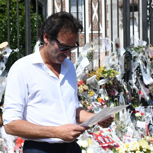Anthony Delon et son demi-frère Alain-Fabien découvrent les hommages devant les grilles de la propriété de Douchy, quelques heures avant les obsèques de leur père, A.Delon, le 24 août 2024. Décédé le 18 août 2024, l'acteur a rendu son dernier souffle, entouré des siens dans sa propriété de Douchy, où il sera inhumé, le 24 août 2024 vers 17 heures dans une chapelle, construite il y a une vingtaine d'années.