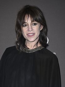 Charlotte Gainsbourg est sur tous les fronts ! Déjeuner discret avec son amoureux Yvan Attal et dîner haut perché en marge du Festival de Cannes