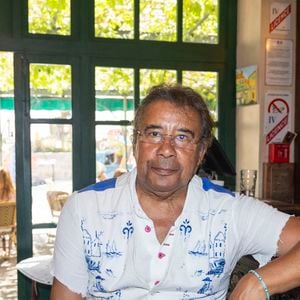 Laurent Voulzy est un chanteur et musicien français qui aime puiser son inspiration et se reposer dans un coin précis de Bretagne...

Exclusif - Laurent Voulzy lors des séance de dédicaces "Les plumes de Ramatuelle" au café de l'Ormeau en marge du 41ème Festival de Ramatuelle ( qui fête cette année son 40 ème anniversaire). "Les Plumes de Ramatuelle" sont placées sous la direction artistique de Romain Sardou.

© Cyril Bruneau / Bestimage