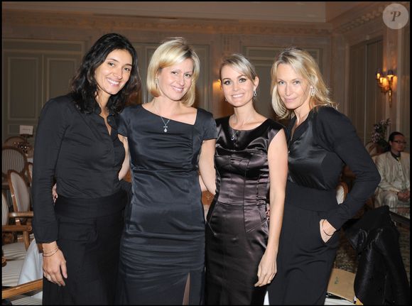 La mise au point, frontale et directe, était venue de la bouche de la plus jeune du clan Hallyday, Joy. 

Zofia Reno, Luana Belmondo, Laeticia Hallyday et  Estelle Lefébure, avenue Montaigne. ANGELI-JACOVIDES / BESTIMAGE