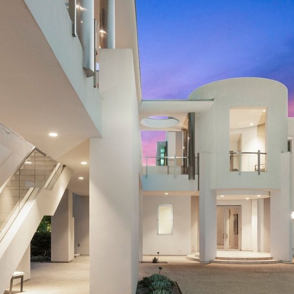 Exclusif - La nouvelle villa de Kanye West à Beverly Hills. Kanye a finalisé l'achat hors marché pour 35 millions de dollars. La propriété de style méditerranéen comprend environ 1900 m2 d'espace habitable, des jardins privés et des vues panoramiques sur la ville. Los Angeles, le 15 décembre 2024.