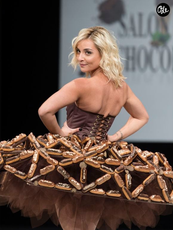 Modèle porté par Priscilla Betti réalisé par Isadora Delarose et Christophe Adam (coiffure Franck Provost / maquillage Make Up For Ever) - Défilé du 23ème Salon du Chocolat à la Porte de Versailles à Paris. Le 27 octobre 2017
© Perusseau - Veeren / Bestimage