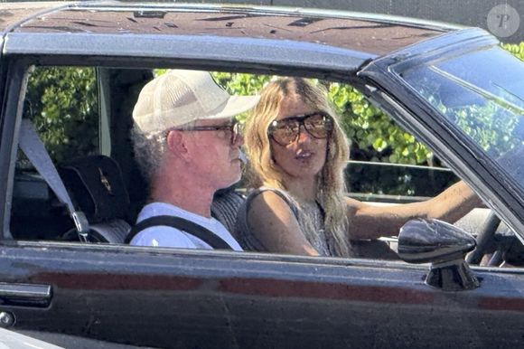 Eric Dane profite d'une sortie décontractée avec sa femme Rebecca Gayheart, qui prend le volant pendant leur promenade dans Beverly Hills. Photo par Backgrid USA / Bestimage