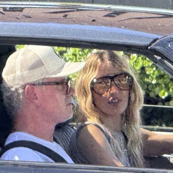 Eric Dane profite d'une sortie décontractée avec sa femme Rebecca Gayheart, qui prend le volant pendant leur promenade dans Beverly Hills. Photo par Backgrid USA / Bestimage