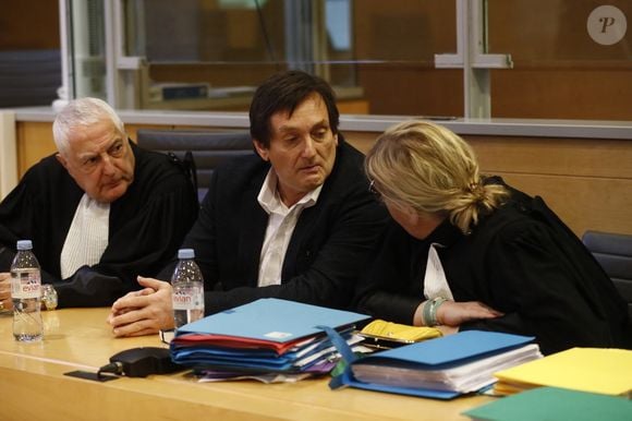 En effet, on découvre que quelqu'un s'est introduit dans la cellule de l'humoriste condamné par la justice

Pierre Palmade au tribunal de Melun avec ses avocats Me Alain Barsikian et Me Céline Lasek  pour son procès pour blessures involontaires à la suite d'un accident de la route en février 2023 dans lequel sa voiture a percuté un autre véhicule à Melun.
Le 20 novembre 2024.

© Christophe Clovis / Bestimage