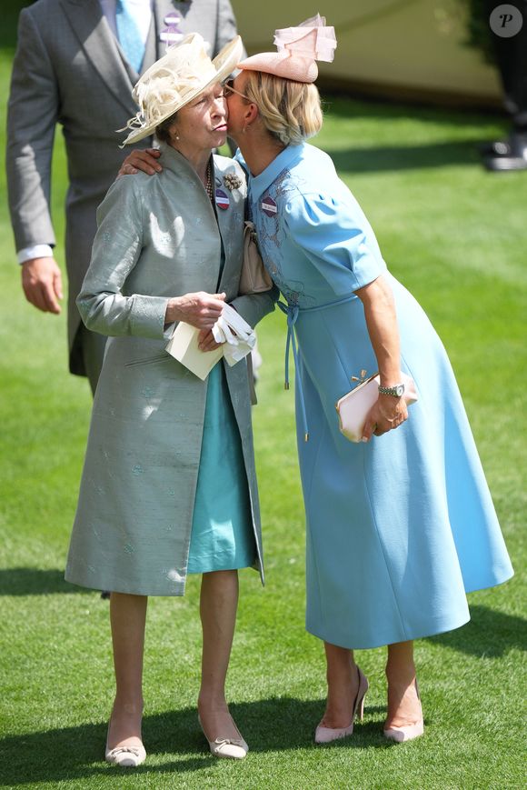 Pour rappel, l'intéressée est la maman de Peter, né le 15 novembre 1977 et Zara, née le 15 mai 1981, né de son mariage passé avec Mark Phillips. 

La princesse Anne, Zara Phillips (Zara Tindall) lors du premier jour des courses hippiques "Royal Ascot 2025", le 17 juin 2025. (Julien Burton / Bestimage).