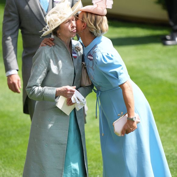 Pour rappel, l'intéressée est la maman de Peter, né le 15 novembre 1977 et Zara, née le 15 mai 1981, né de son mariage passé avec Mark Phillips. 

La princesse Anne, Zara Phillips (Zara Tindall) lors du premier jour des courses hippiques "Royal Ascot 2025", le 17 juin 2025. (Julien Burton / Bestimage).